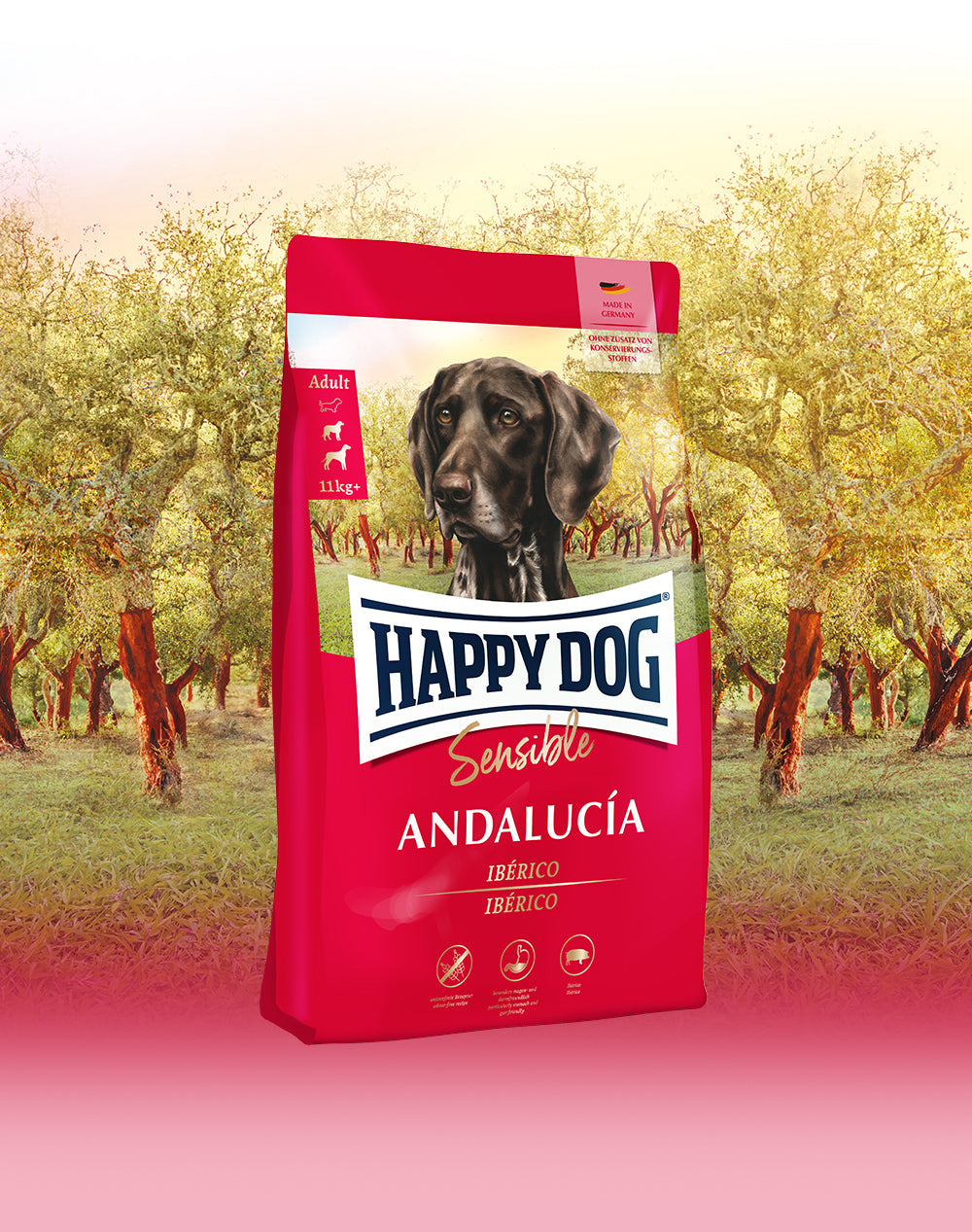 Das Hundefutter Happy Dog Sensible Andalucía, abgebildet vor einem typisch andalusischem Olivenhain.