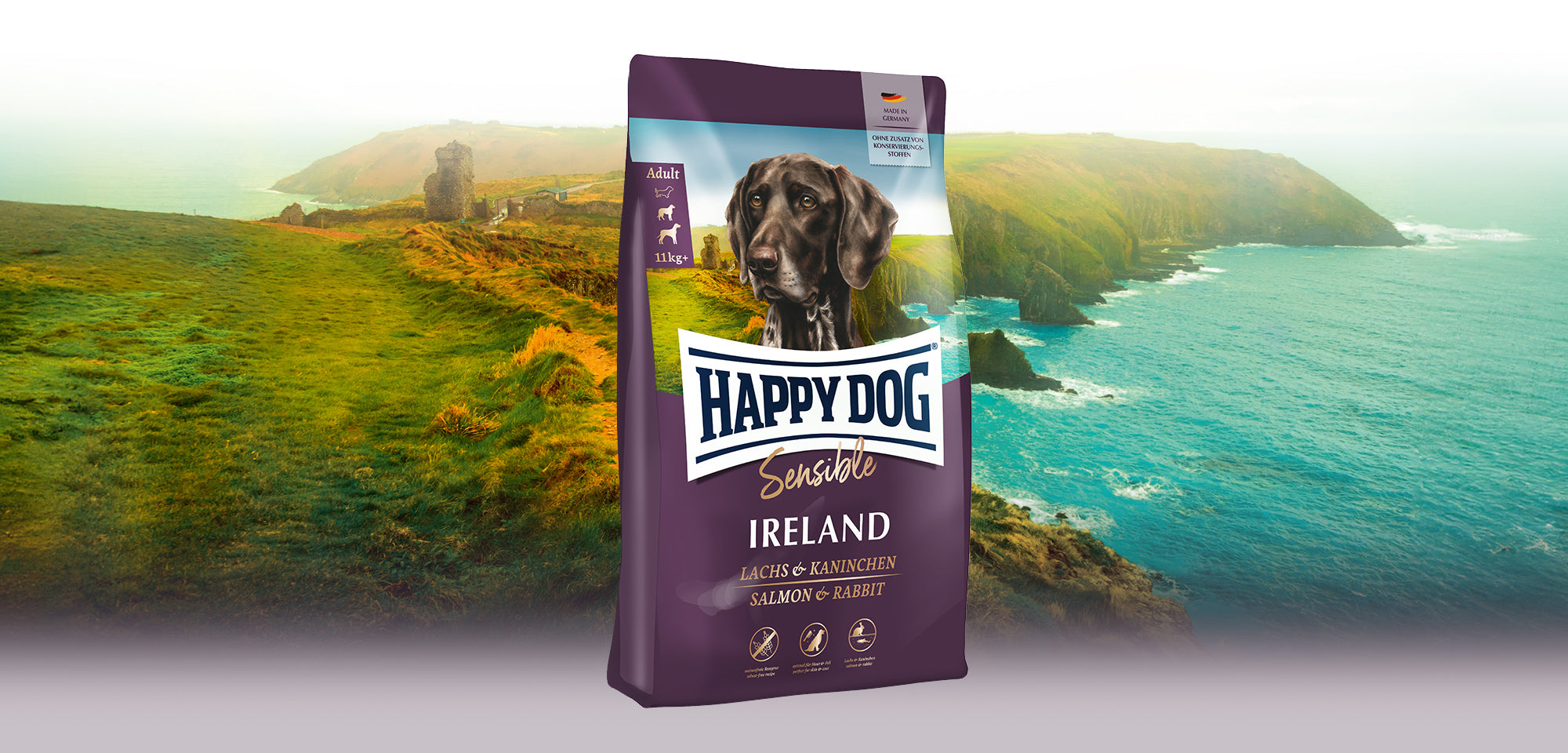 Das Hundefutter Happy Dog Sensible Ireland vor einer typisch irischen Küstenlandschaft.